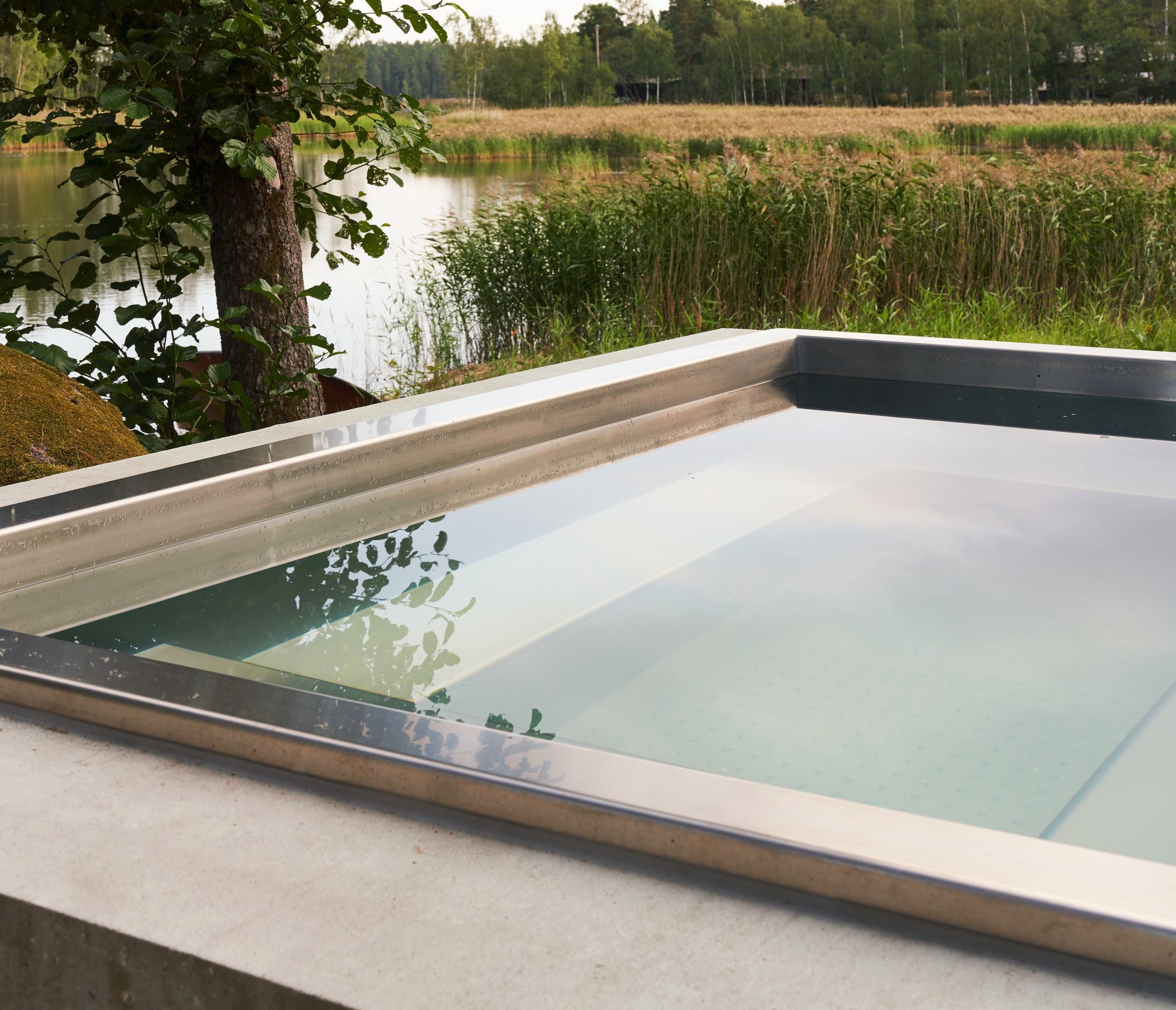 Rostfrittspabad från Svenska badtunnor placerad i en uteplats vid vattnet